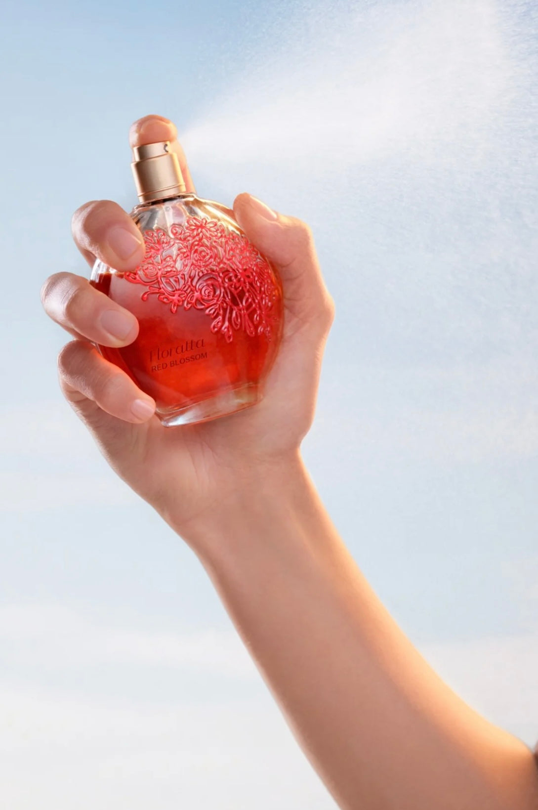 Limited edition!

Uncover a new kind of love with Floratta Red Blossom. This striking fragrance conveys a fresh floral sensation with top notes of bergamot, pear, apple and berries, inspired by those who seek a free romance, filled with sensuality and des